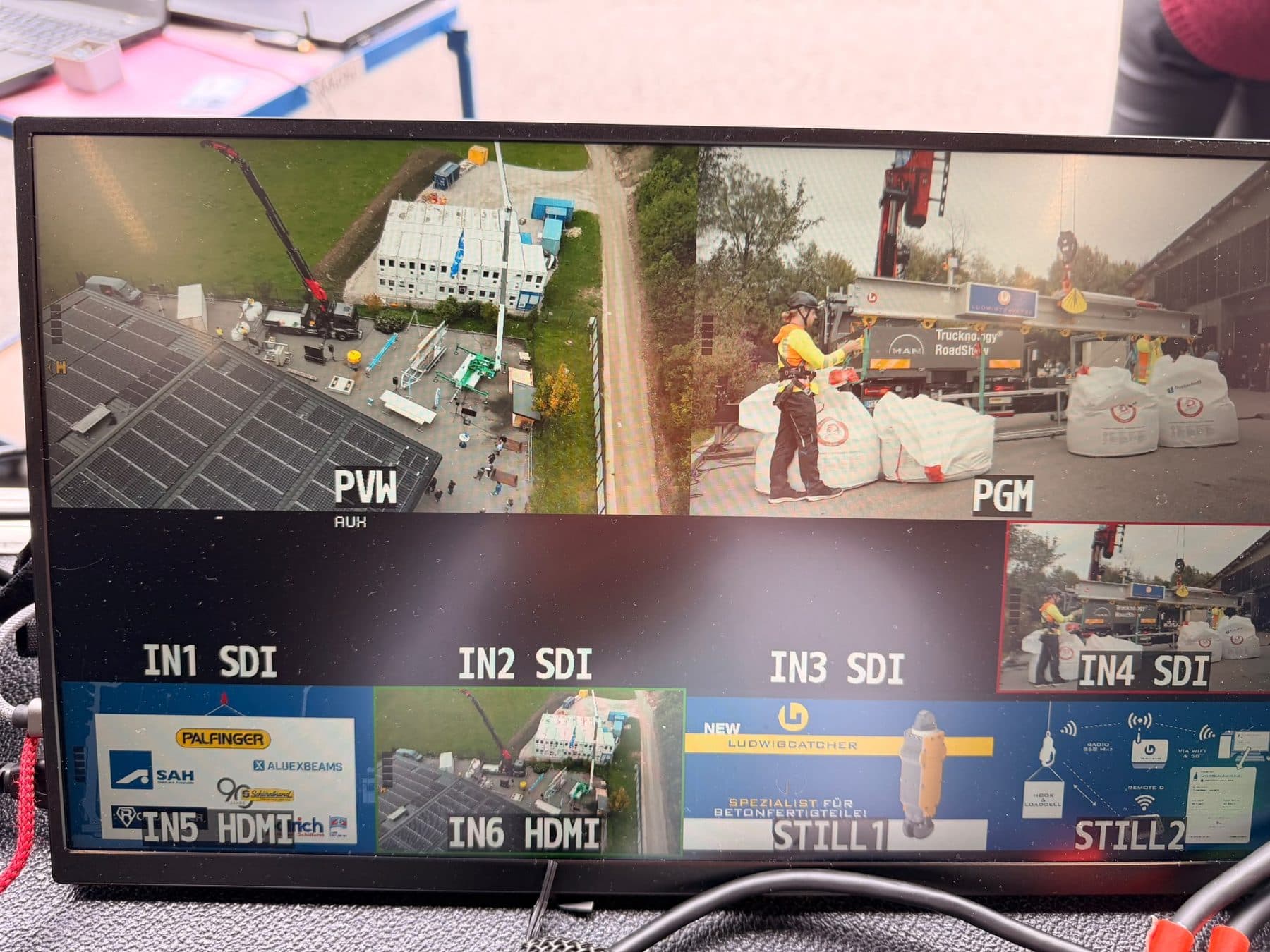 Multiview-Monitor der Bildregie mit Drohnenbild, Kamerabild, vier SDI- und zwei HDMI-Eingängen sowie zwei Stills zum LUDWIGCATCHER