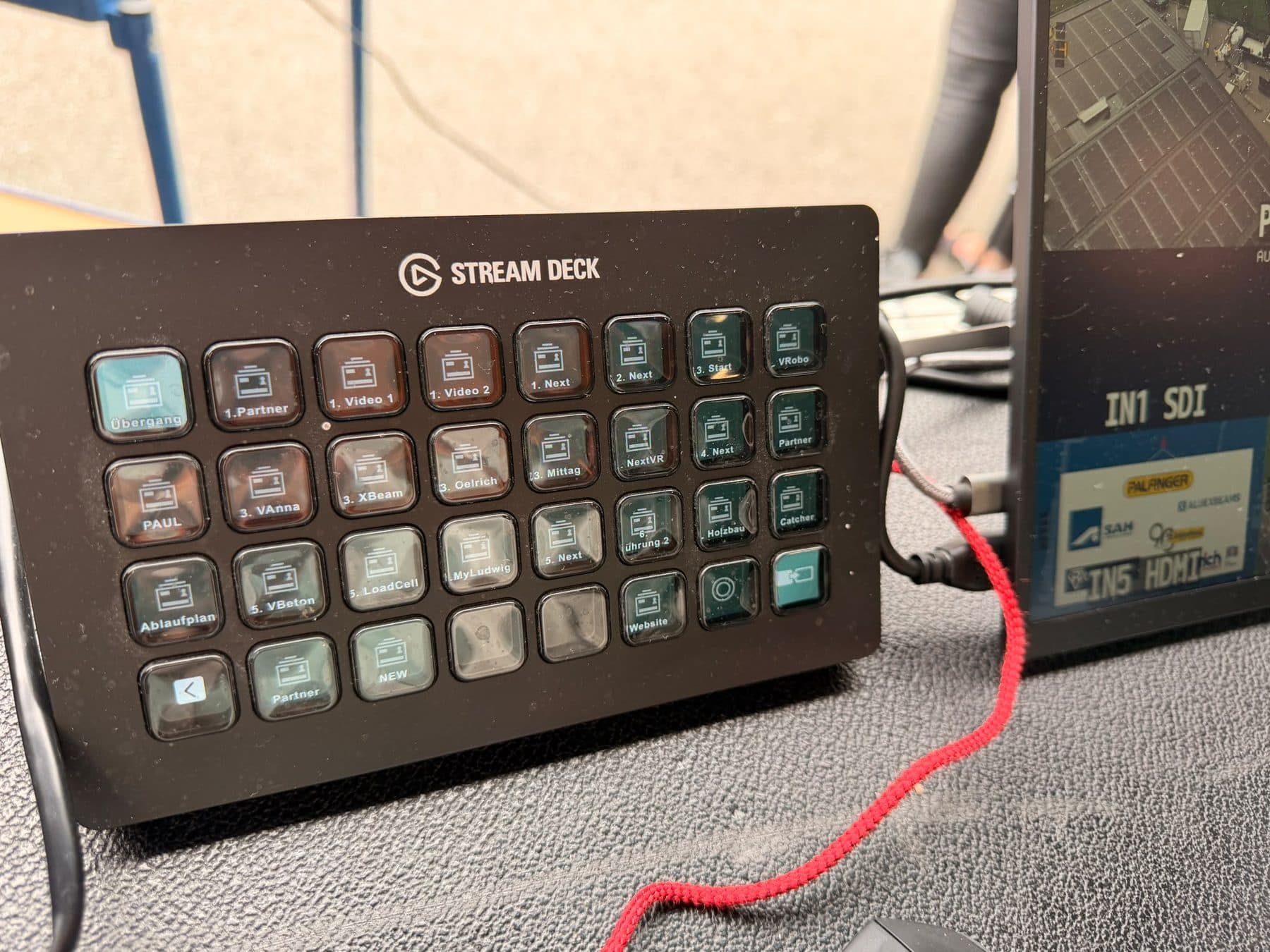 Stream Deck mit Tasten für Übergang, Partner, Videos, Holzbau, Catcher, LoadCell, MyLudwig, Ablaufplan und Website