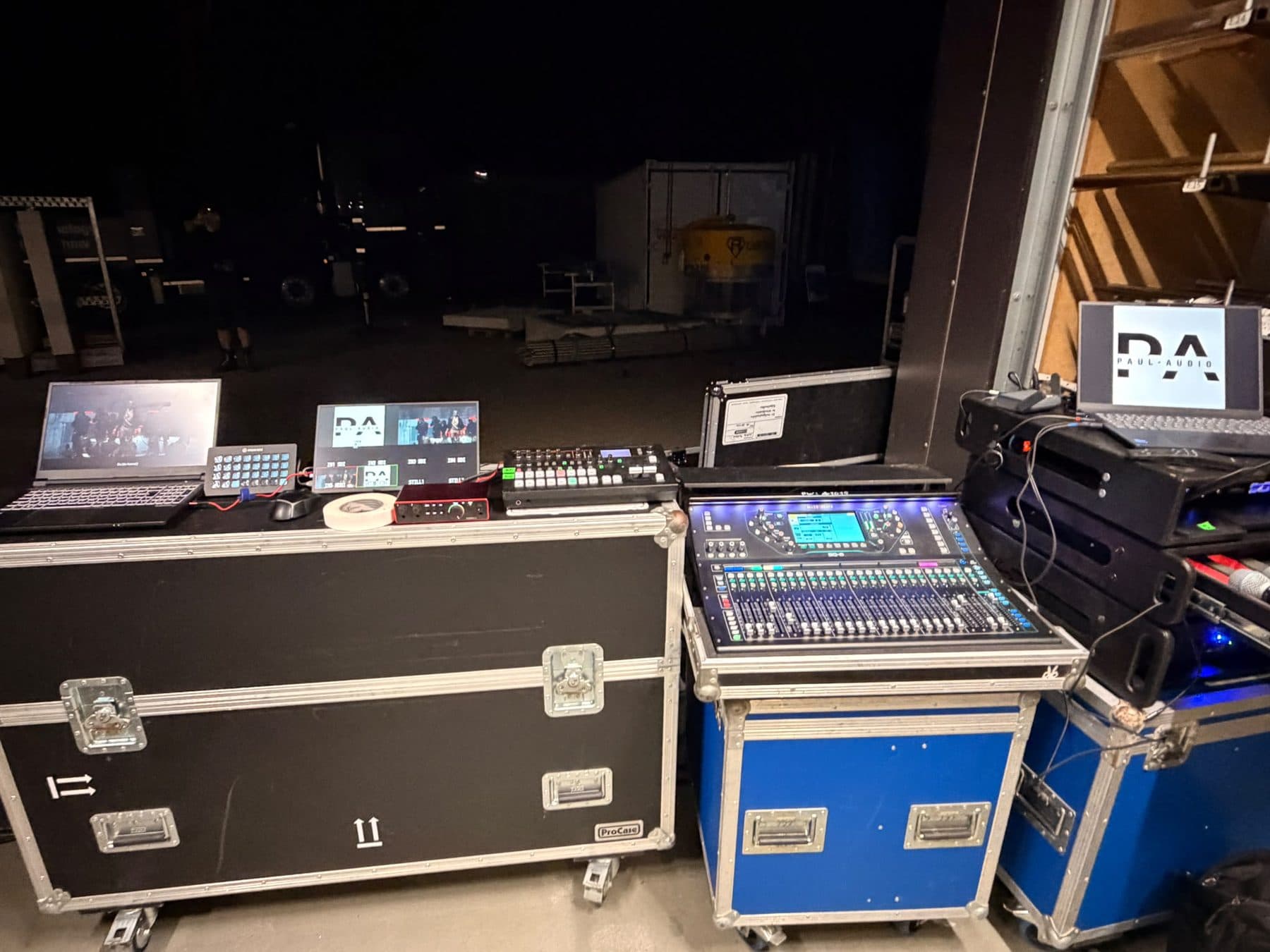 Technikzentrale von Paul Audio mit Laptop, Stream Deck, Videomischer, Audio-Interface und digitalem Mischpult auf Flightcases